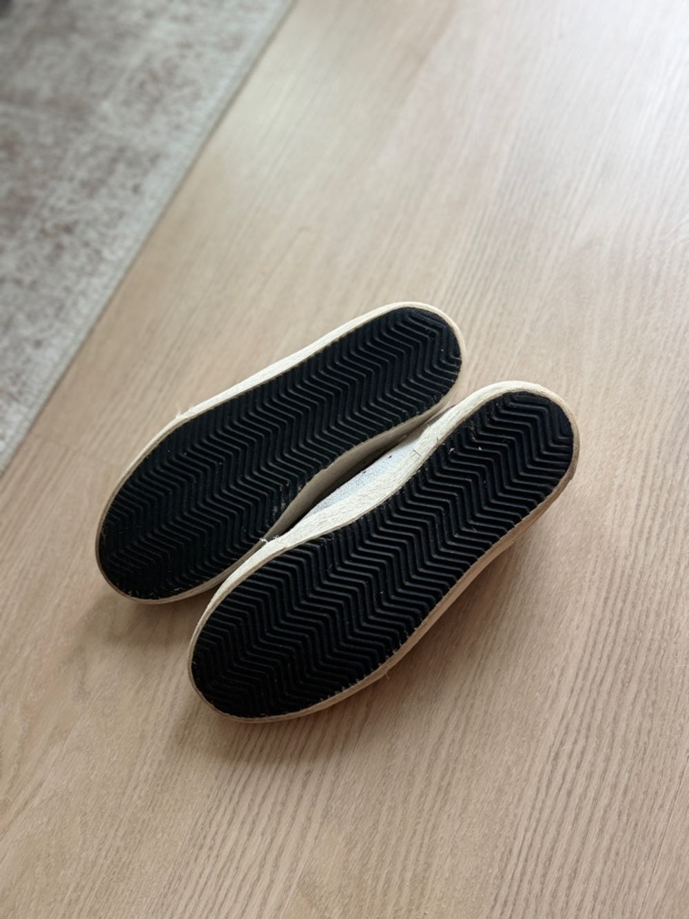 Golden Goose Super-Star Cream Sneakers with Green Star and Tan Heel - Picture 4 of 7